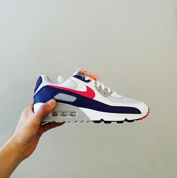 BRAND NEW NIKE AIR MAX PURPLE PINK SIZE 8.5 WOMENS - Picture 2 of 5